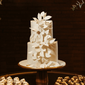 wedding cake décoré avec feuilles d'azyme